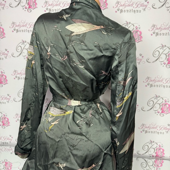 Aritzia pilier jacket fish 🐠 Japan Asia style koi fish shiny satiny silky feel - Picture 2 of 16